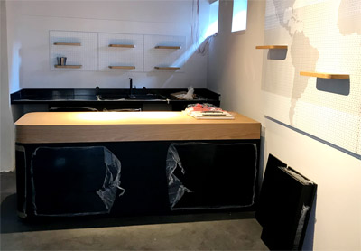 Empfangstheke mit Sple und Empfangsbereich mit Lochrckwand mit Digitaldruch und Einhngebden